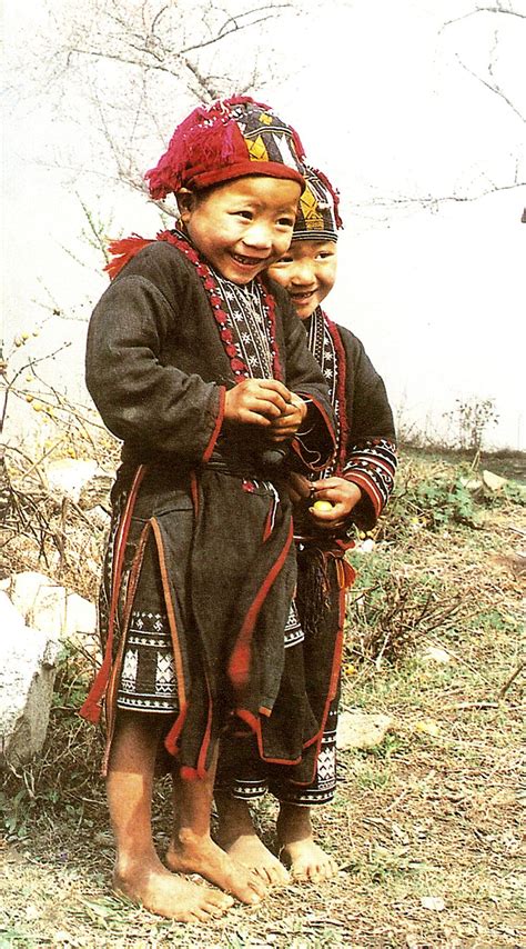 yaorobe-kids-hmong-clothes,-hmong-people,-hmong-fashion