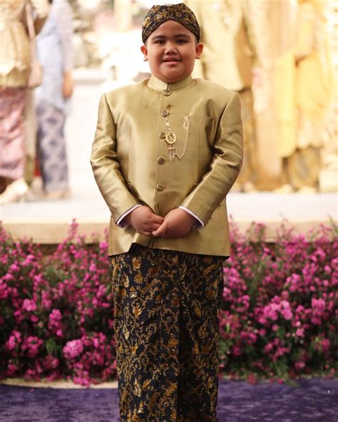Salah satu hal yang menonjol di mata dunia adalah pakaian adat. 10++ Pakaian Adat Sunda - Aneka Jenis, Gambar & Penjelasannya