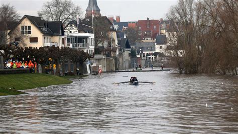 Rund 60 einsatzkräfte der feuerwehr haben am freitagmorgen gegen die überschwemmungen bei obermaiselstein gekämpft. Deutschland-Unwetter: Mehrere Großstädte von Rhein ...