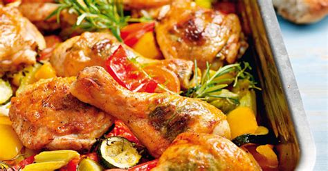 Zuerst den backofen auf 50 grad celsius vorheizen. Hähnchenkeulen auf Ofengemüse Rezept | Küchengötter