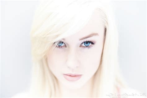 2048x1231 Women Blonde Blue Eyes Tongues Looking Away Face Simple