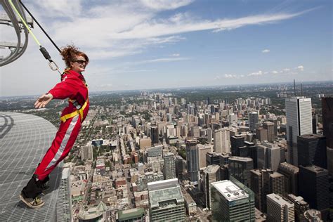 Cn Towers Edgewalk Claims Guinness World Record Toronto Cn Tower Cn