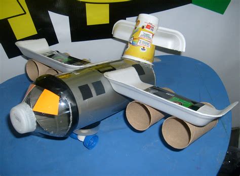 Para conseguir que un avión de papel se mantenga en el aire un tiempo considerable deben de combinarse varias fuerzas físicas: Aviones con material reciclado - Imagui