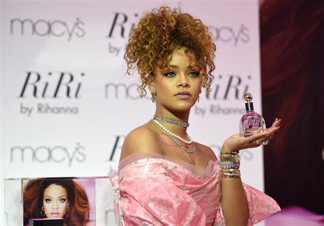 rihanna brooklyn macy s riri perfume launch draws hundreds of fans [pictures] ibtimes