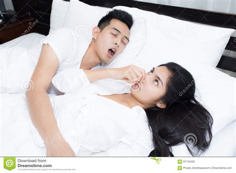 Die entwicklung der eigenen sexualität ist ein wesentlicher bestandteil des erwachsenwerdens. Paare Im Bett, Mann, Der Auf Dem Bett Im Schlafzimmer ...