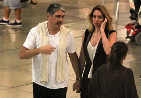 A cerimônia foi realizada de forma íntima, contando apenas com familiares e amigos próximos ao casal. William Bonner e Natasha Dantas beijam muito em shopping ...