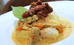 Lihat juga resep lontong sayur (resep andalan u/ hajatan + tips labu siam tidak kaku ?) enak lainnya. Resep Lontong Sayur Lodeh - Dunia Kuliner Nusantara