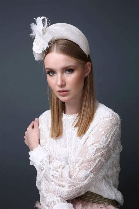 White Fascinator Headband Wedding Hat Summer Weddings Etsy Chapéus