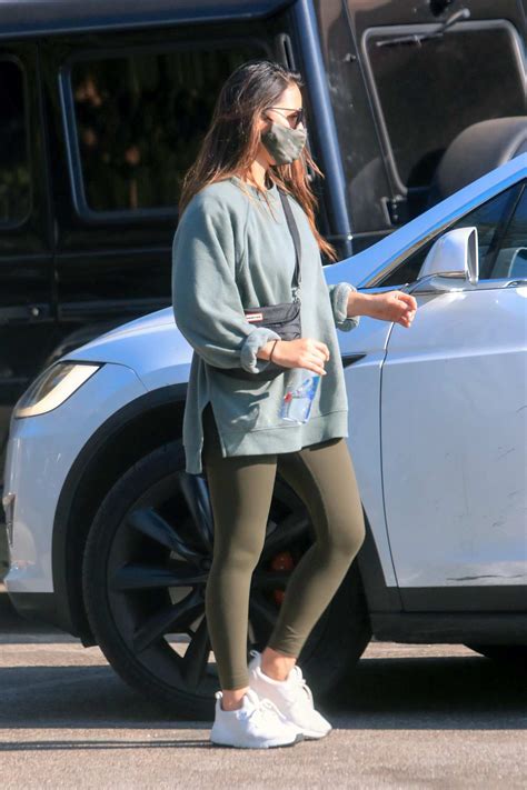 Olivia Munn Spotted In A Oversized Sweatshirt And Leggings As She