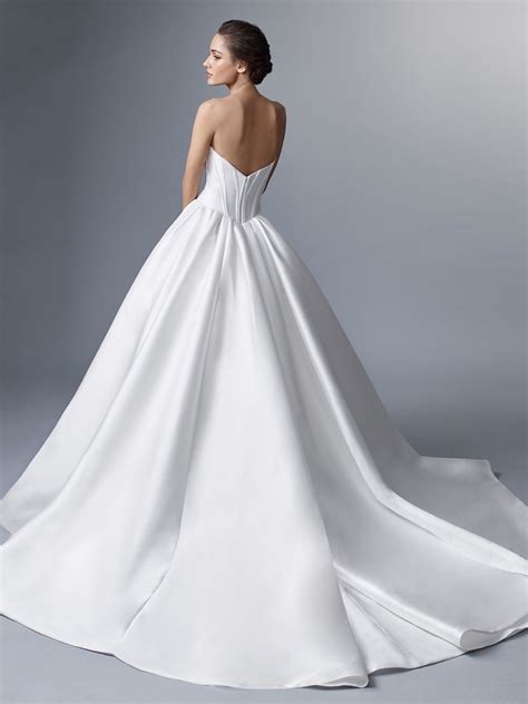 Schnürkorsetts aus feinsten stoffen, mit hochwertigen bändern und elegant angebrachten schnürungen, spitze, dazu gehörigen passenden stumpfbändern sind zudem ausgesprochen reizvolle, sehr feminine dessous. Hochzeitskleid mit trägerlosem Sweetheart-Ausschnitt von ...
