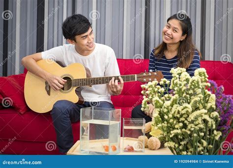Hermana Y Hermano Sentados Tocando Guitarra Cantando Para Construir