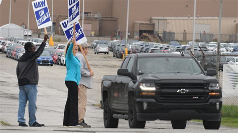46000 Uaw Workers Strike At Gm Plants Nationwide