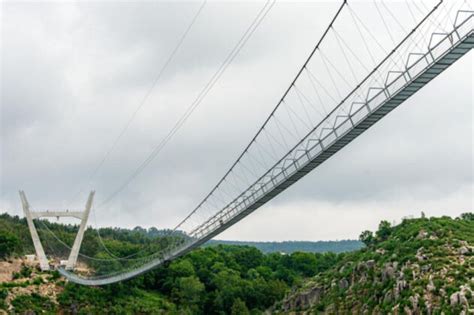 Esta ponte integrará a rede de vias pedonais já existentes no município de arouca, onde se incluem os reconhecidos passadiços do paiva. Portugal inaugura a maior ponte suspensa para pedestres do ...