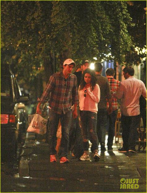 Ashton Kutcher Mila Kunis Kissing Dinner Date Photo