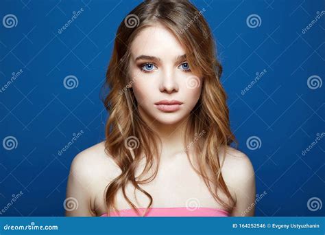 Linda Menina Modelo Adolescente Com Olhos Azuis Foto De Stock Imagem De Lindo Olhar 164252546