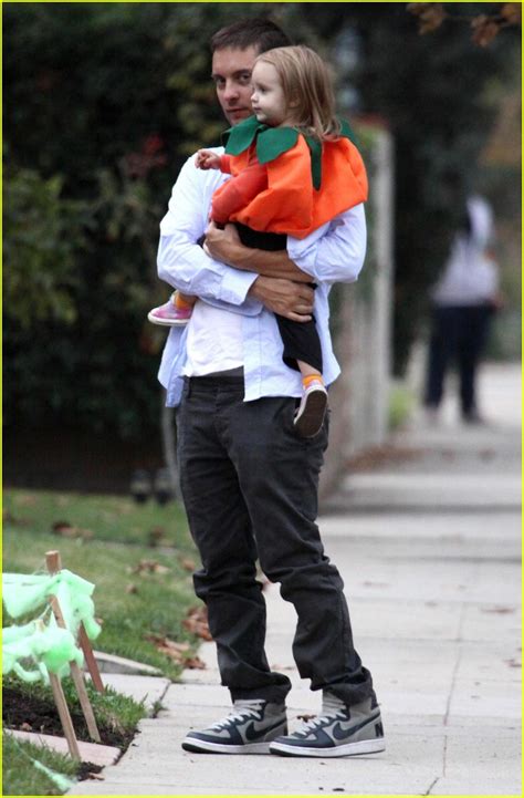 Tobey Maguire Has Two Sweethearts Photo 1521441 Celebrity Babies