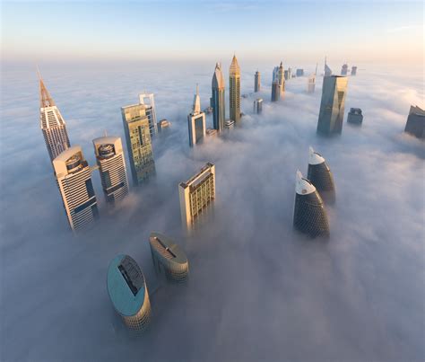 ภาพถ่ายตึกระฟ้าในเมืองดูไบ ท่ามกลางทะเลหมอก ราวกับลอยอยู่บนอากาศ