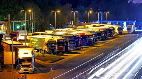 Transporter und lkw in deutschland buchen. 23.500 Lkw-Parkplätze fehlen in Deutschland | ADAC