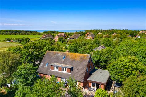 Im grünen gelegen und doch citynah bieten wir mit gemütlichen zimmern, unserem großen garten einen. Haus Hansen