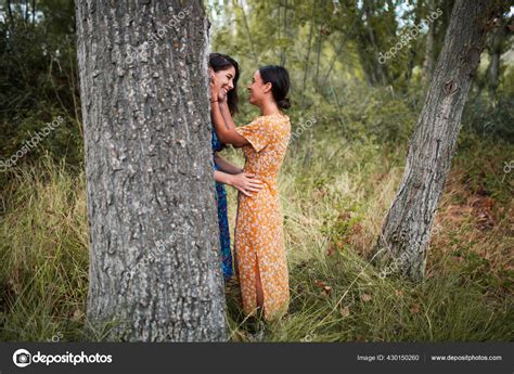 Deux Jeunes Lesbiennes Sembrassent Et Se Caressent Dans Les Bois