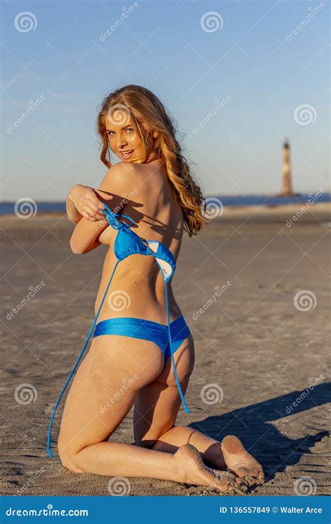 Bella Spiaggia Di Poses Topless On A Del Modello Del Bikini Immagine