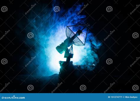 Siluetas De Antenas Parab Licas O De Antenas De Radio Contra El Cielo Nocturno Observatorio Del