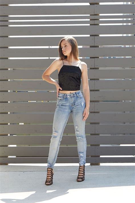Pin By Mel Hope On Modeling Mom Jeans Fashion Levi