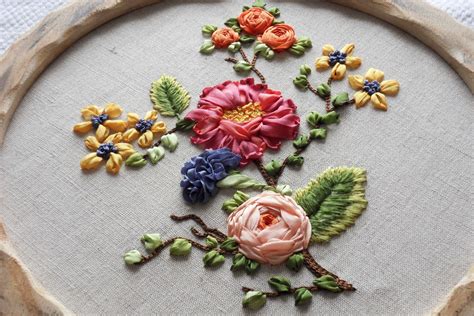 Bouquet De Fleurs En Broderie Au Ruban Bordados En Cinta Cintas Bordado