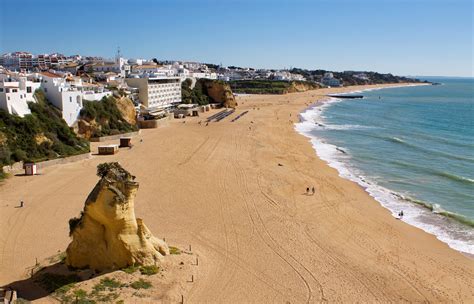 On most beaches, the sand is very albufeira is one of the most touristic towns in the algarve. Praia do Peneco - Albufeira | The Algarve Beaches ...