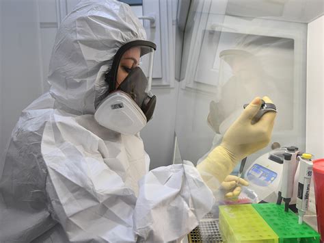 На прошлой неделе статистика выявления новых случаев заболевания поставила очередные антирекорды. В России нашли штамм коронавируса из ЮАР - TOPNews.RU