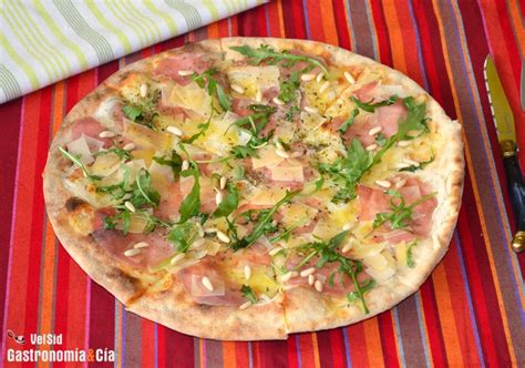 Pizza de carpaccio rúcula y piñones Receta Recetas de comida Recetas de pizza Pizza de fruta