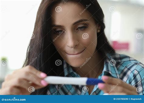 Mujer Apretando Los Labios Mira La Prueba Determinar El Embarazo Foto De Archivo Imagen De