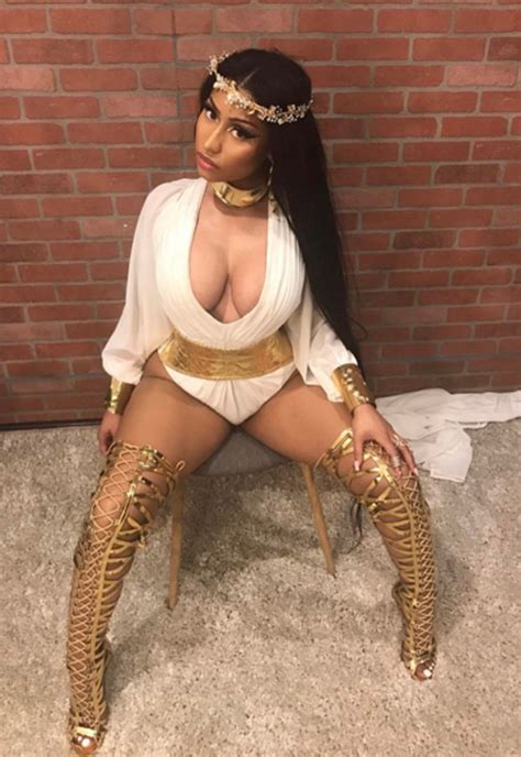 Nicki Minaj Hot Instagram Pictures Tease New Songs For 2017 Daily Star