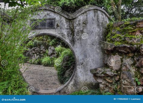 A Porta Da Lua No Jardim Do AdministratorÂ Humilde Província Em Suzhou