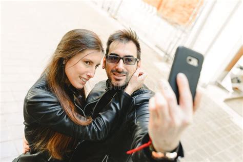 Jeunes Couples Amoureux Qui En Fait Un Selfie Sur La Rue Passer Pour Modèles Amateurs Photo