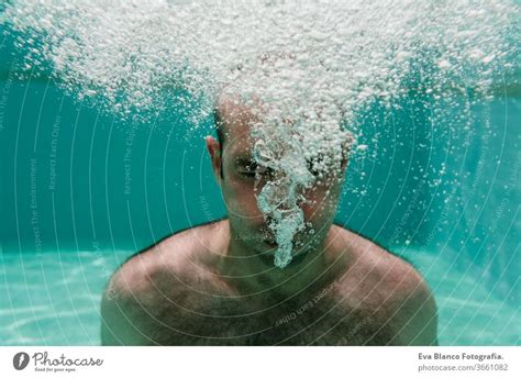 Junger Mann Taucht Unter Wasser In Einem Pool Und Macht Seifenblasen