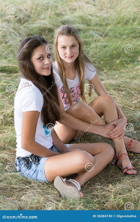 Zwei Mädchen Von 14 Jahren Auf Natur Stockfoto Bild von luft