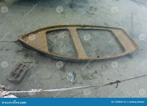Kleines Versunkenes Boot Im Hafen Unter Wasser Stockbild Bild Von Beschädigt Blau 123864115