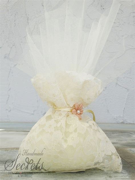 Μπομπονιέρες γάμου σε σχήμα από πουγκί και λουλουδάκι με πέρλα