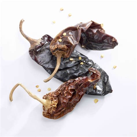 12 Common Dried Chile Peppers To Spice Up Any Dish