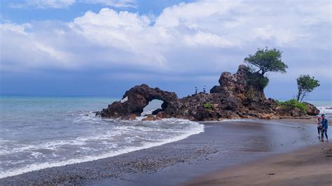 Kisah legenda asal mula pantai karang bolong keesokannya, pangeran kartasura menugaskan adipati surti untuk mengambil. Pantai Karang Bolong, Kecamatan Limau | Pantai, Karang, Limau