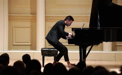 Review A Fearless Barefoot Pianist Makes A Carnegie Debut The New
