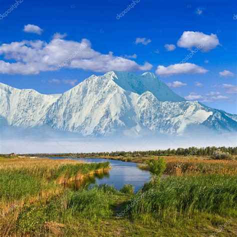 Majestic Mountains Beyond A Prairies — Stock Photo © York76 10756892