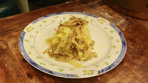 Se preparate l'impasto a mano versate le farine in una bacinella o direttamente sulla spianatoia. Pasta Fatta in Casa! Tagliatelle in sugo di Carciofi ...