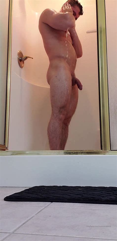 シャワーを浴びている裸の黒人男性 プライベート写真自家製ポルノ写真