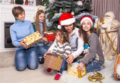 Freunde kommen und gehen, familie bleibt das leben lang. Familie Und Freunde Feiern Weihnachten Stockfoto - Bild ...