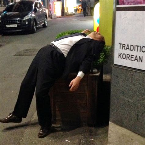 coreanos borrachos tirados en la calle [eurowon]