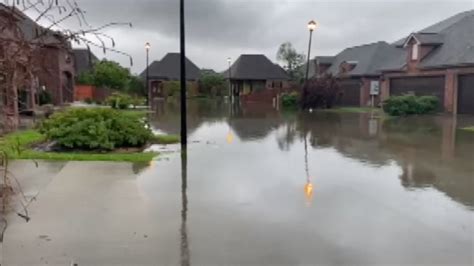Het staat op sommige plekken compleet blank en her en der komen putten omhoog. At least 80 people rescued in Lake Charles, pummeled by ...