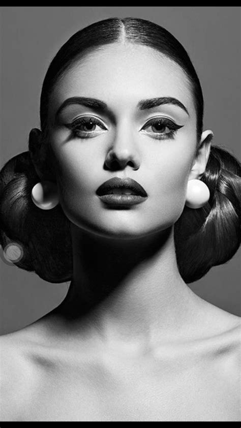 Pin By Sandra Sousanis On Dos 3 White Fashion Editorial Black And White Makeup Fashion