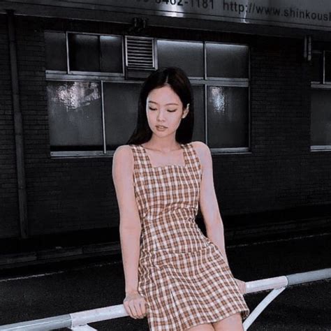 Sometimes you can see her looking in the camera, when the camera angle is questionable. jennie | Kim, Gambar, Model